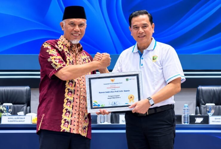 Direktur RSJ Prof. H.B. Sa’anin Padang, dr. Ardoni, M.M., menerima penghargaan peringkat II SAKIP 2026 tingkat OPD Pemerintah Provinsi Sumatera Barat.