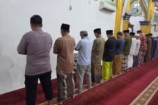 Personel Polsek Langgam dan jemaah Masjid Al Inayah mengikuti kegiatan SAJADA untuk mempererat silaturahmi dan menguatkan kepedulian bersama.