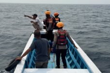 Tim gabungan melakukan pencarian terhadap ABK yang dilaporkan hilang setelah kecelakaan laut di perairan Pasi Hellopute, Kabupaten Sinjai.