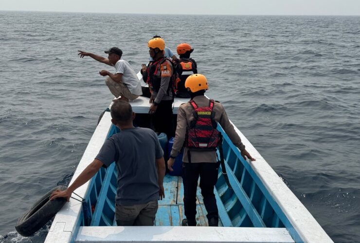 Tim gabungan melakukan pencarian terhadap ABK yang dilaporkan hilang setelah kecelakaan laut di perairan Pasi Hellopute, Kabupaten Sinjai.
