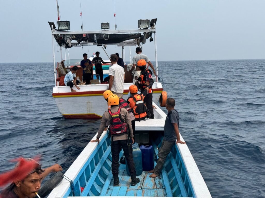Tim gabungan melakukan pencarian terhadap ABK yang dilaporkan hilang setelah kecelakaan laut di perairan Pasi Hellopute, Kabupaten Sinjai.