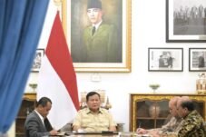 Prabowo membahas transformasi PLN dan target energi surya 100 GW di Istana Merdeka, Jakarta.