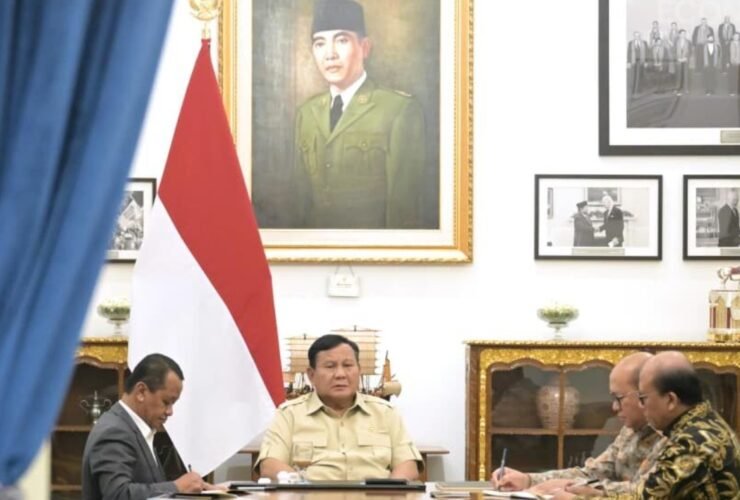Prabowo membahas transformasi PLN dan target energi surya 100 GW di Istana Merdeka, Jakarta.