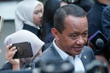 Usai laporan ke Presiden Prabowo Subianto, Menko Bahlil Lahadalia memberi pernyataan pers mengenai perkembangan sektor energi di Istana Merdeka, Jakarta, Rabu (14/10/2026).
