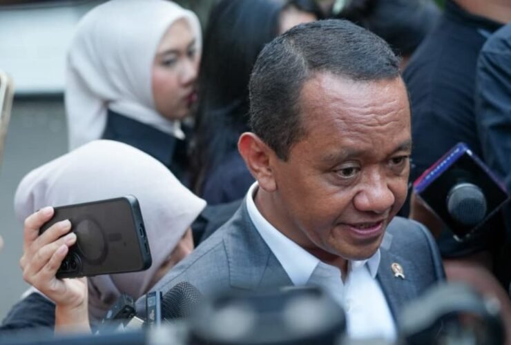 Usai laporan ke Presiden Prabowo Subianto, Menko Bahlil Lahadalia memberi pernyataan pers mengenai perkembangan sektor energi di Istana Merdeka, Jakarta, Rabu (14/10/2026).
