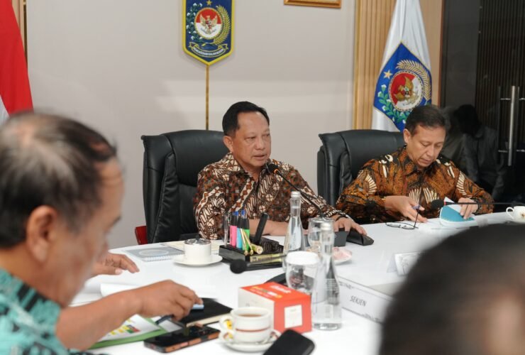 Ketua Satgas PRR Muhammad Tito Karnavian dalam rapat koordinasi pemulihan fasilitas kesehatan pascabencana di Jakarta, Kamis (15/10/2026).