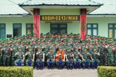 Pangdam I/BB Mayjen TNI Hendy Antariksa berfoto bersama usai memberikan pengarahan kepada prajurit Kodim 0213/Nias saat kunjungan kerja di Gunungsitoli.(15/10/2026).