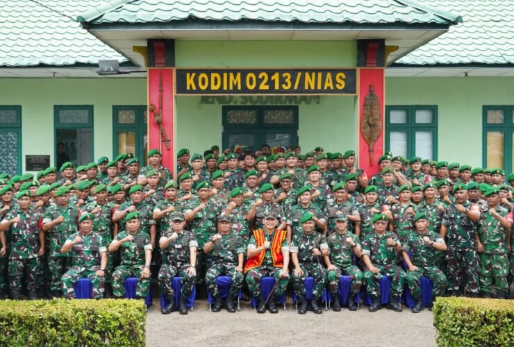 Pangdam I/BB Mayjen TNI Hendy Antariksa berfoto bersama usai memberikan pengarahan kepada prajurit Kodim 0213/Nias saat kunjungan kerja di Gunungsitoli.(15/10/2026).