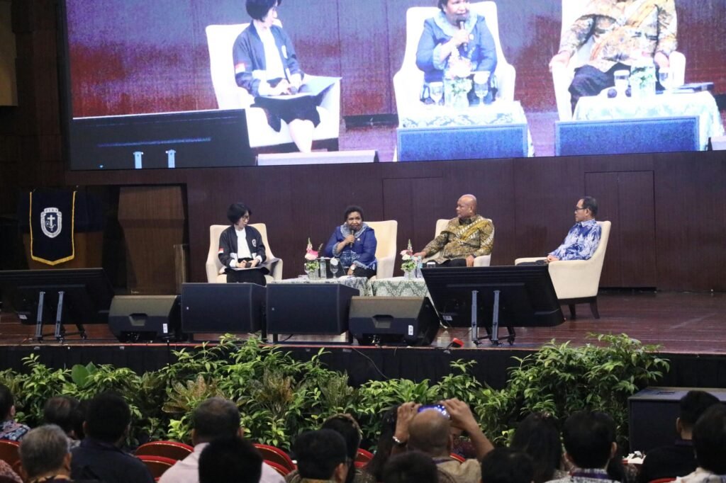 Keterangan foto: Wamendagri Ribka Haluk menghadiri Simposium Energi bertema “Ketahanan Energi Nasional Menuju Swasembada Energi Berkelanjutan” di Grand Chapel Universitas Pelita Harapan, Kabupaten Tangerang, Banten, Kamis (15/10/2026).