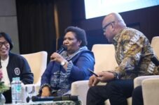 Wamendagri Ribka Haluk membahas pemanfaatan energi terbarukan untuk pemerataan akses listrik di daerah 3T.