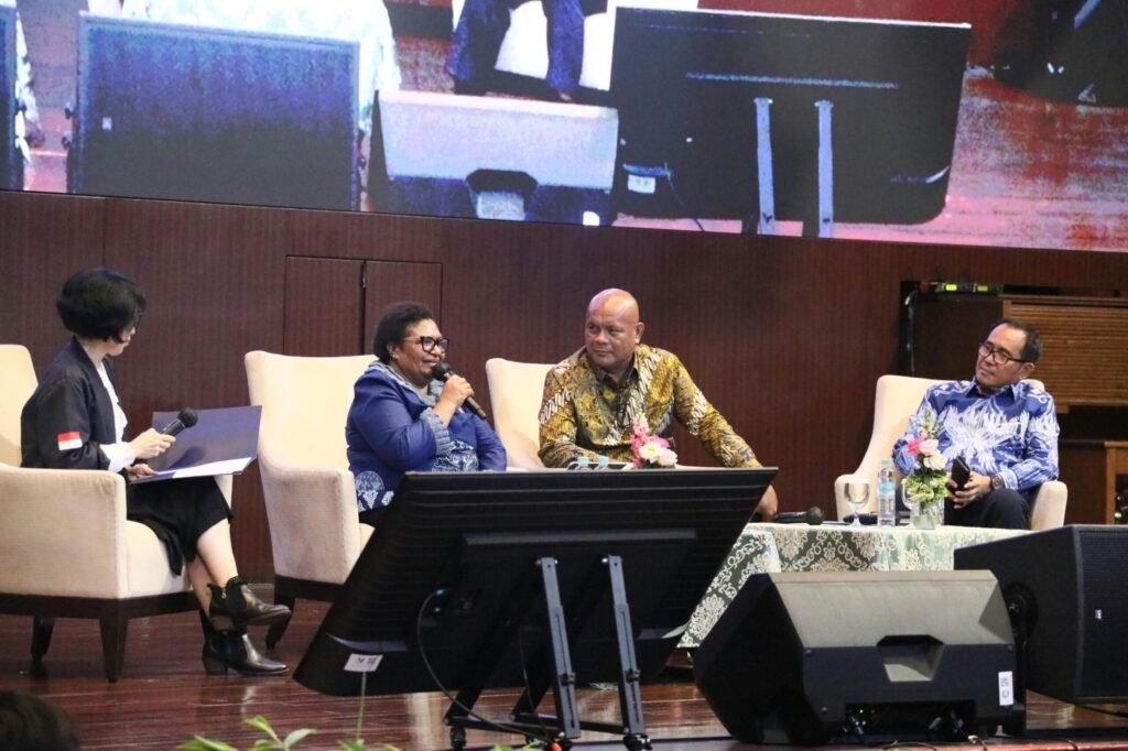Wamendagri Ribka Haluk dalam kegiatan simposium ketahanan energi nasional.