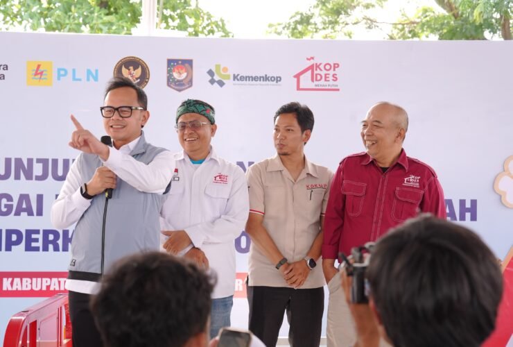 Wamendagri Bima Arya meninjau operasional KDKMP di Kabupaten Bandung, termasuk pasokan beras SPHP, LPG, token listrik, dan kebutuhan evaluasi persediaan.