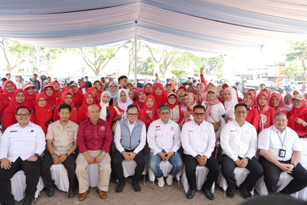 Masyarakat mengakses kebutuhan pokok dan layanan yang tersedia di KDKMP.