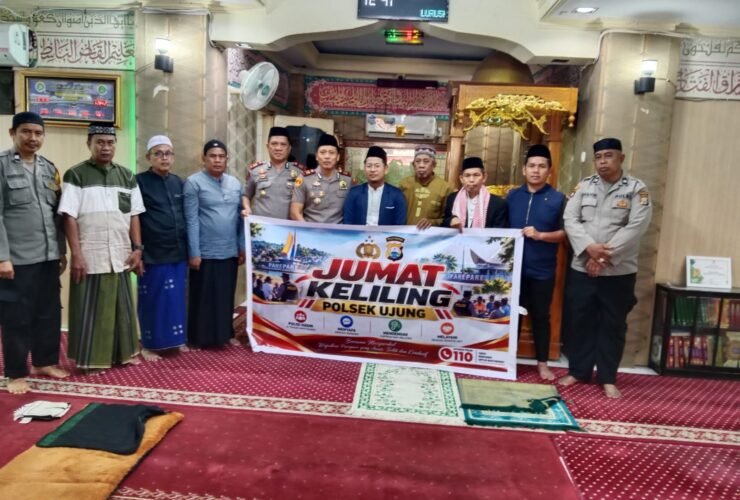 Kapolsek Ujung AKP Sukri Abdullah bersama personel Polres Parepare dalam Safari Jumat Keliling.