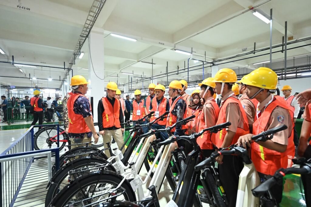 Wapres Gibran Rakabuming meninjau proses manufaktur di pabrik PT Insera Sena (Polygon Bikes), Sidoarjo, Jawa Timur.