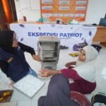 Pelatihan pengolahan kelapa menjadi parutan kering bagi warga Desa Jojame oleh Tim Ekspedisi Patriot UGM.
