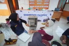 Pelatihan pengolahan kelapa menjadi parutan kering bagi warga Desa Jojame oleh Tim Ekspedisi Patriot UGM.