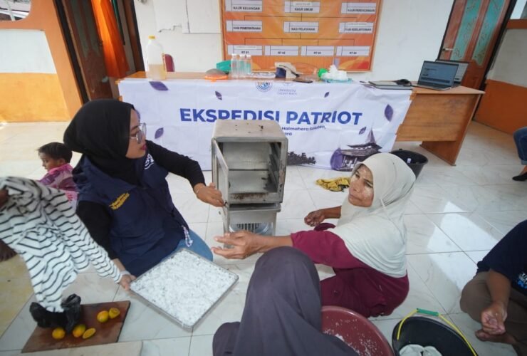 Pelatihan pengolahan kelapa menjadi parutan kering bagi warga Desa Jojame oleh Tim Ekspedisi Patriot UGM.