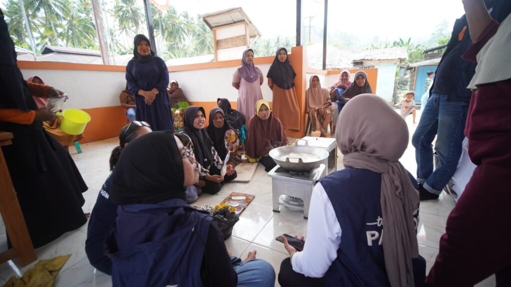 Kelapa parut kering sebagai produk olahan kelapa untuk taburan roti dan kue.