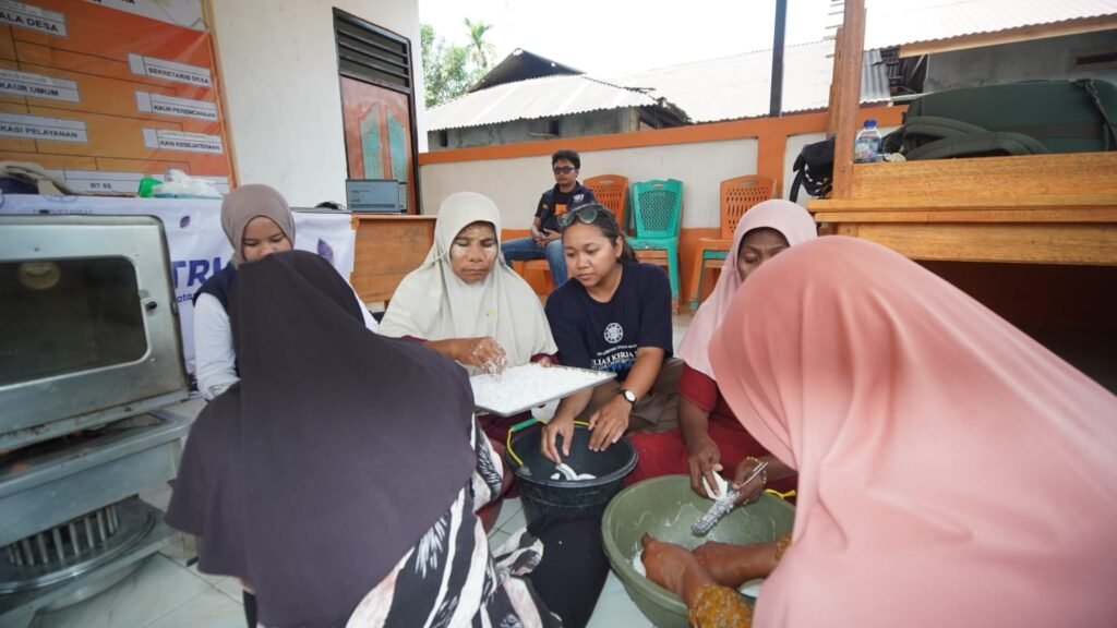 Pelatihan pengolahan kelapa bagi warga Desa Jojame oleh Tim Ekspedisi Patriot UGM.