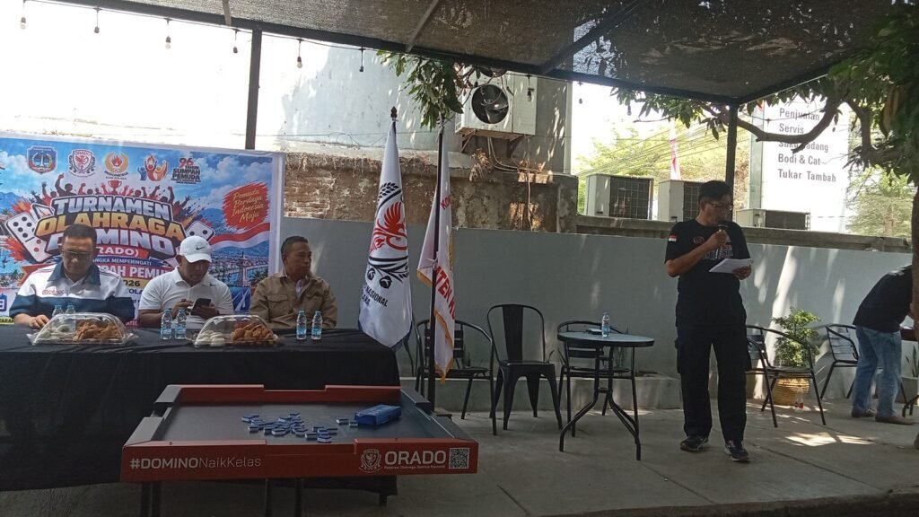 Ketua panitia pelaksana, Muhammad Sabaruddin, S.Pd., saat memberikan laporan dalam pembukaan Turnamen Domino ORADO Kabupaten Kolaka di Cafe Wake Up.