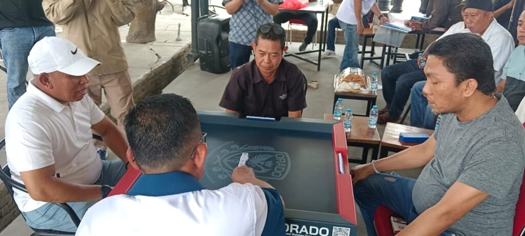 Wakil Ketua KONI Kolaka Akrim Johar berhadapan dengan Ketua Percasi Kolaka Ivan Darmawan dalam pertandingan eksebisi domino.