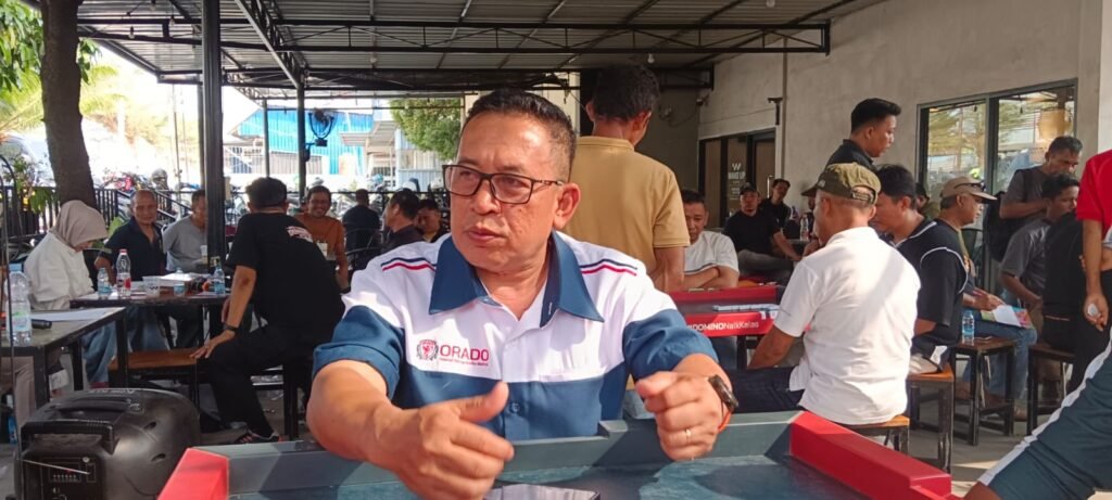 Wawancara bersama Ketua Federasi Olahraga Domino (ORADO) Kabupaten Kolaka, Muh. Hidayat, S.KM., M.Kes., di Cafe Wake Up terkait pelaksanaan turnamen domino di Kolaka.