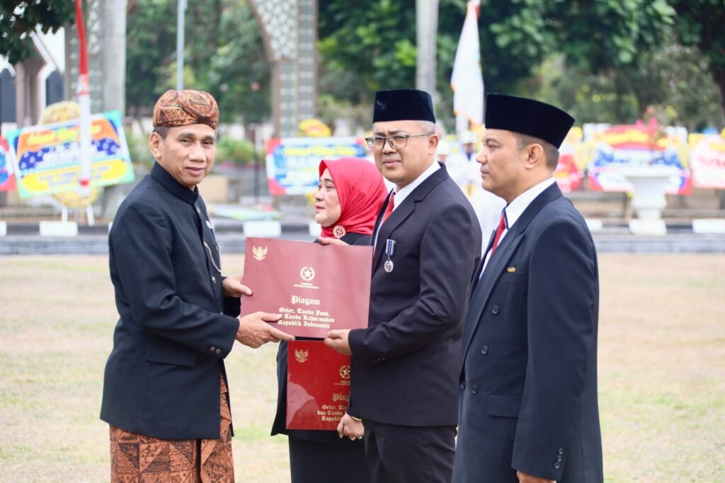 Penyerahan penghargaan dalam rangkaian HUT ke-25 Kota Tasikmalaya.