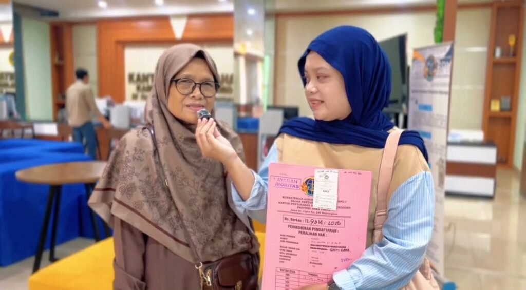 Warga memanfaatkan layanan pertanahan akhir pekan di Bojonegoro.