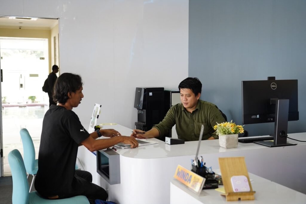 Foto kegiatan pelayanan pertanahan pada akhir pekan di Kantor Pertanahan Kabupaten Bojonegoro. Sesuaikan deskripsi dengan petugas, warga, dan aktivitas yang benar-benar terlihat.