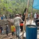 Personel TNI dan warga bergotong royong membangun Jembatan Merah Putih di Desa Suka Maju, Sinjai.