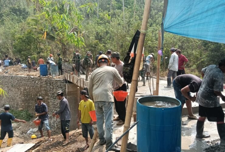 Personel TNI dan warga bergotong royong membangun Jembatan Merah Putih di Desa Suka Maju, Sinjai.