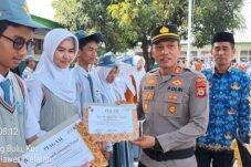 AKP Sukri Abdullah saat menjadi pembina upacara di SMAN 4 Parepare dalam kegiatan Polisi Peduli Pendidikan.