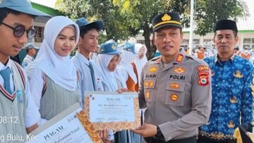 AKP Sukri Abdullah saat menjadi pembina upacara di SMAN 4 Parepare dalam kegiatan Polisi Peduli Pendidikan.