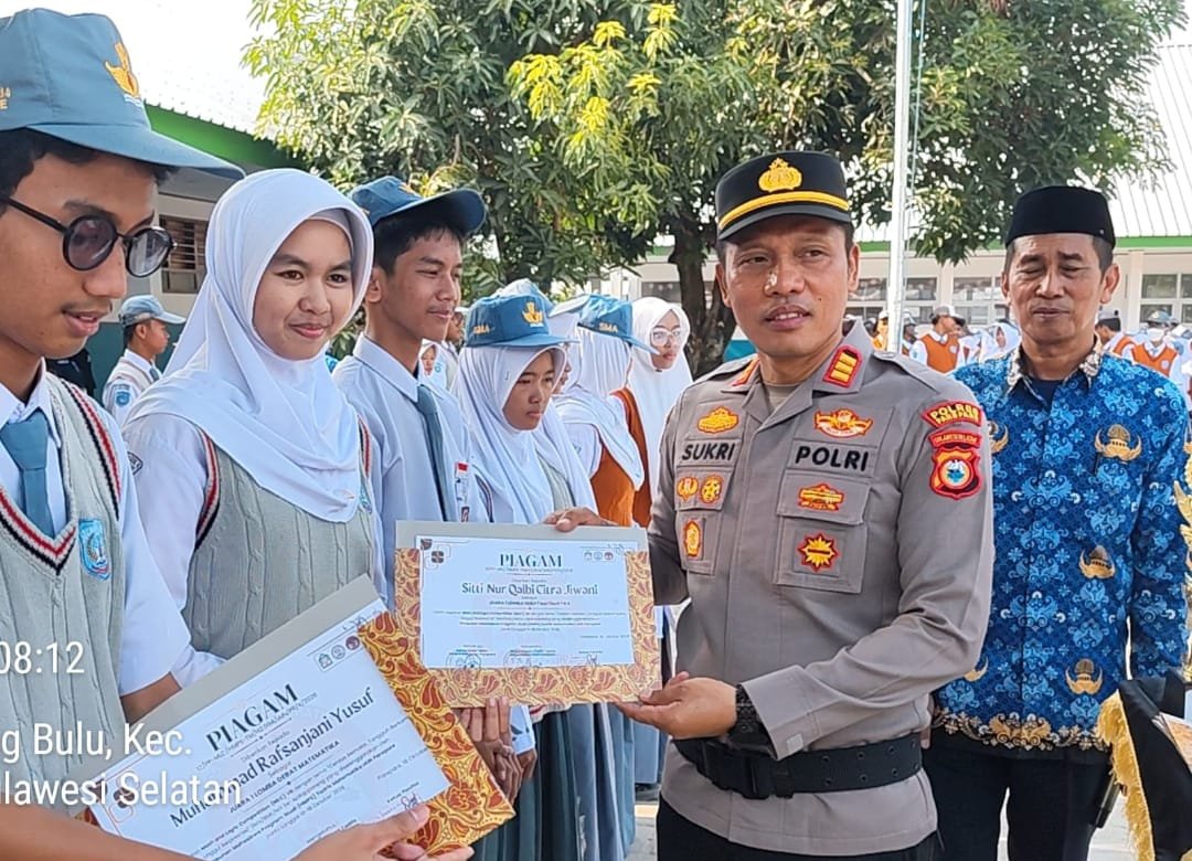 AKP Sukri Abdullah saat menjadi pembina upacara di SMAN 4 Parepare dalam kegiatan Polisi Peduli Pendidikan.