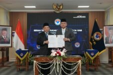 Serah terima jabatan Kepala BNPP dari Muhammad Tito Karnavian kepada Jenderal TNI Maruli Simanjuntak di Kantor BNPP, Jakarta.