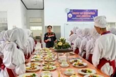 Siswa kelas XII SMKN 3 Payakumbuh mengikuti Uji Kompetensi Keahlian konsentrasi Kuliner dan Perhotelan