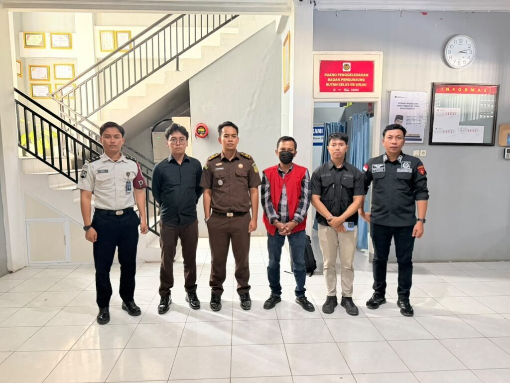 Dokumentasi foto bersama HA, tersangka dugaan korupsi kas BRI Unit Sangiasseri, dengan pihak Kejaksaan Negeri Sinjai sebelum penyerahan ke Rutan Kelas IIB Sinjai, Selasa (20/10/2026).