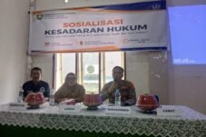 Kapolsek Ujung Polres Parepare AKP Sukri Abdullah menyampaikan materi dalam Sosialisasi Kesadaran Hukum di Kelurahan Ujung Bulu, Parepare.