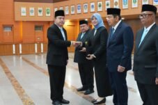 Sisi Kanan depan, Sekretaris Jenderal Kemendagri Tomsi Tohir melantik pejabat pimpinan tinggi pratama di Gedung Sasana Bhakti Praja, Jakarta, Rabu (21/10/2026).