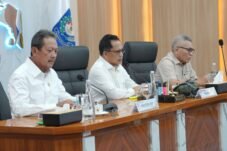 Menteri Dalam Negeri Muhammad Tito Karnavian memimpin rapat perkembangan rehabilitasi dan rekonstruksi sektor kelautan dan perikanan serta perumahan pascabencana Sumatera di Jakarta, Rabu (21/10/2026).