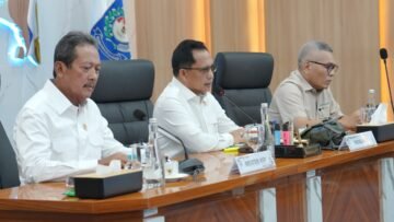 Menteri Dalam Negeri Muhammad Tito Karnavian memimpin rapat perkembangan rehabilitasi dan rekonstruksi sektor kelautan dan perikanan serta perumahan pascabencana Sumatera di Jakarta, Rabu (21/10/2026).