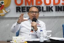 Robert Na Endi Jaweng memaparkan temuan Ombudsman RI mengenai masalah pelayanan publik pascagempa Flores, NTT.