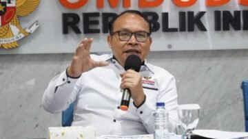Robert Na Endi Jaweng memaparkan temuan Ombudsman RI mengenai masalah pelayanan publik pascagempa Flores, NTT.