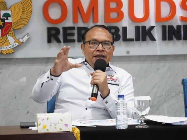 Robert Na Endi Jaweng memaparkan temuan Ombudsman RI mengenai masalah pelayanan publik pascagempa Flores, NTT.