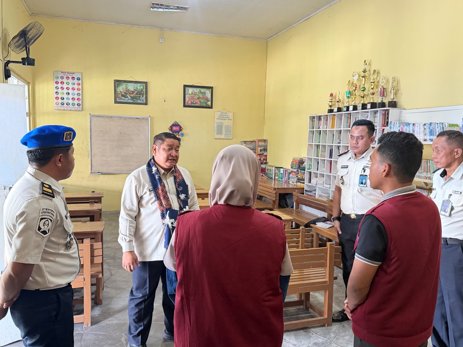Kepala Kanwil Ditjenpas Sulawesi Selatan, Hernowo Sugiastanto, meninjau fasilitas dan pelayanan di Rutan Kelas IIB Sinjai, Kamis (22/10/2026). Foto Rutan Sinjai.