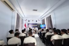 Photo: Kepala Kanwil Ditjenpas Sulawesi Selatan, Hernowo Sugiastanto, memberi arahan kepada petugas dan Kepala Rutan Kelas IIB Sinjai, Kamis (22/10/2026).Dokumentasi Rutan Kelas IIB Sinjai