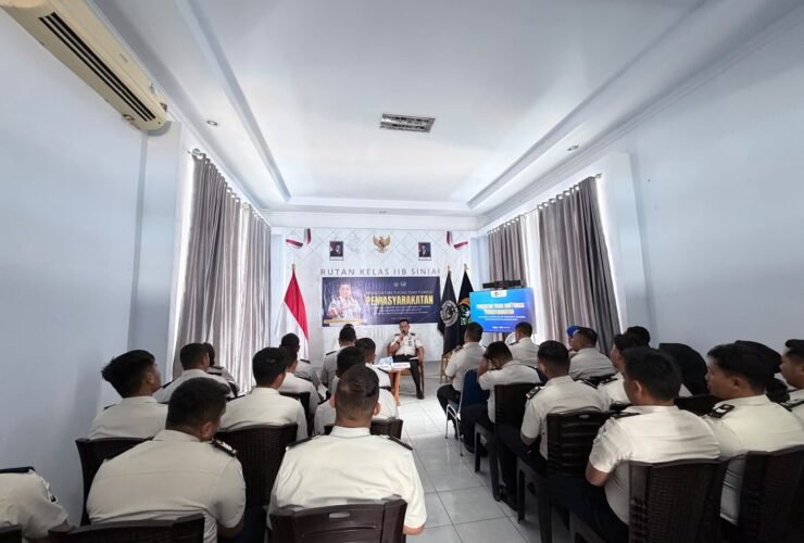 Photo: Kepala Kanwil Ditjenpas Sulawesi Selatan, Hernowo Sugiastanto, memberi arahan kepada petugas dan Kepala Rutan Kelas IIB Sinjai, Kamis (22/10/2026).Dokumentasi Rutan Kelas IIB Sinjai
