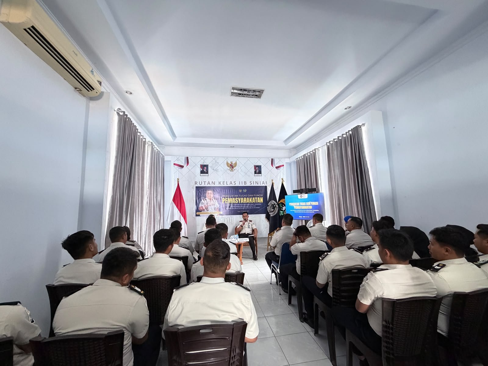 Photo: Kepala Kanwil Ditjenpas Sulawesi Selatan, Hernowo Sugiastanto, memberi arahan kepada petugas dan Kepala Rutan Kelas IIB Sinjai, Kamis (22/10/2026).Dokumentasi Rutan Kelas IIB Sinjai