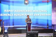 Sekjen Kemendagri Tomsi Tohir saat membuka Rakornas Sinergi Hukum Pusat dan Daerah di Jakarta berbaju batik pada hari Kamis. Ia meminta aturan Pemerintah Daerah mudahkan urusan masyarakat